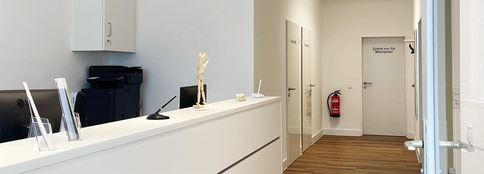 Das Foto zeigt den Empfangsbereich der Zweigpraxis Allgemeinmedizin Erkrath – hell und freundlich gestalteter Eingang der Praxis.